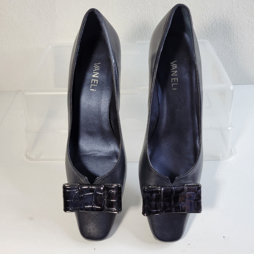Womans Vaneli Black Kitten Heel Round Toe Pump Crocodile print bow Size